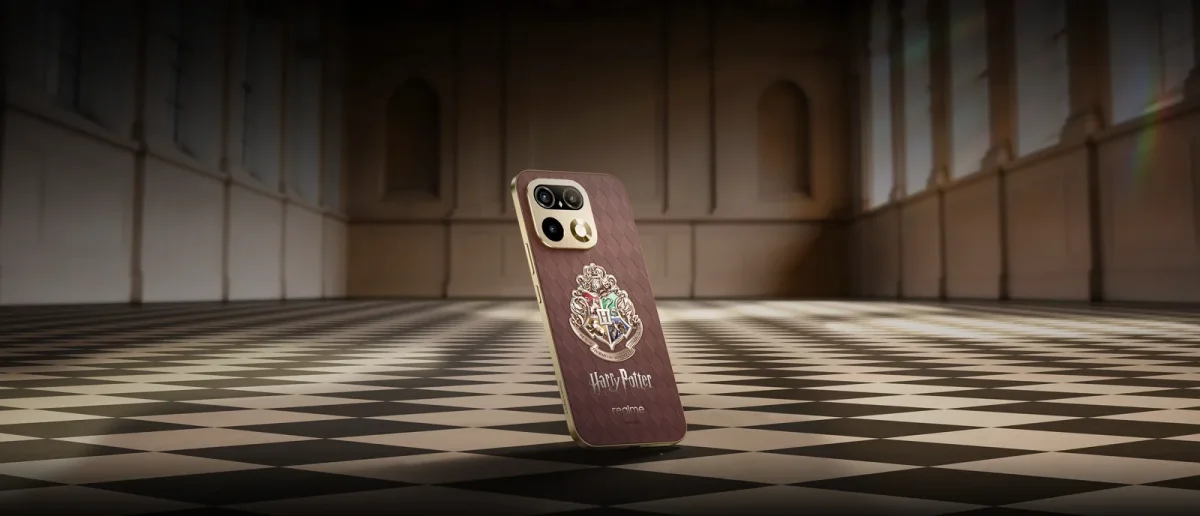 Hogwarts Four-House Crest on the back of the realme 16 Pro 5G Harry Potter Edition color-changing back panel