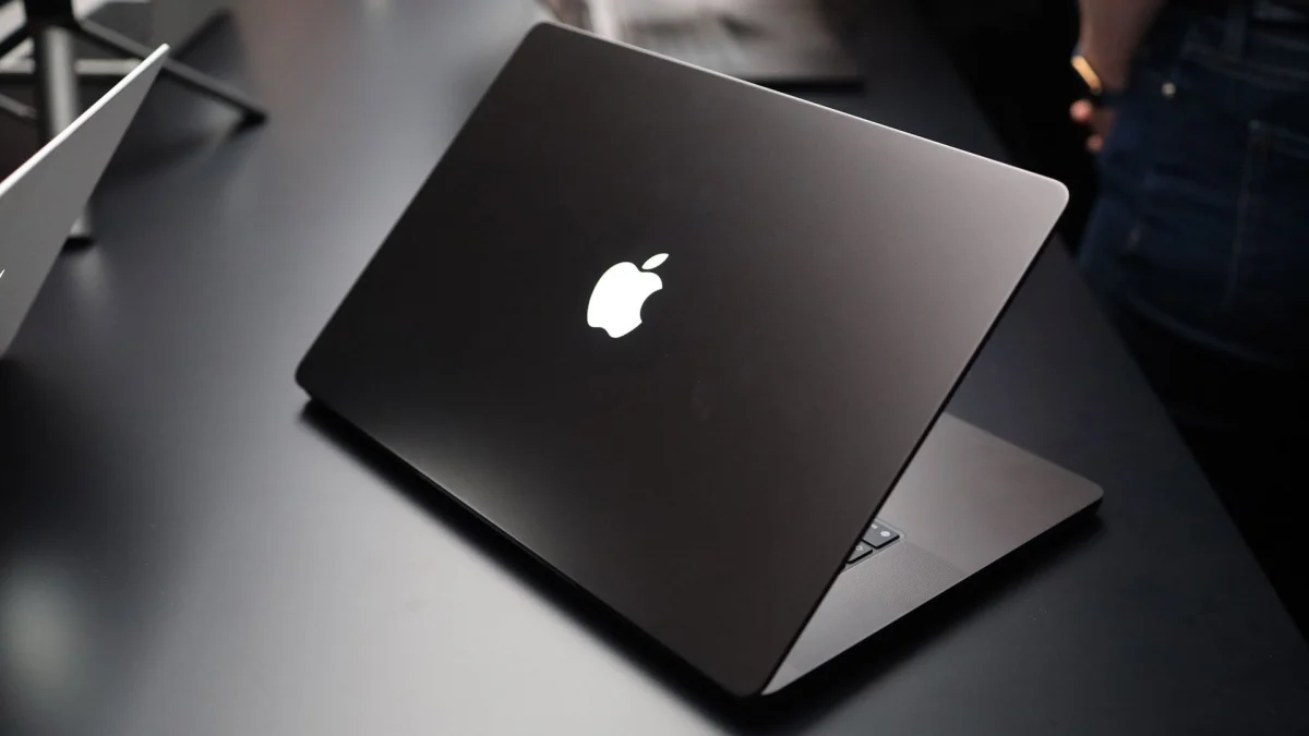 Touchscreen MacBook Pro Brings Back the Glowing Apple Logo